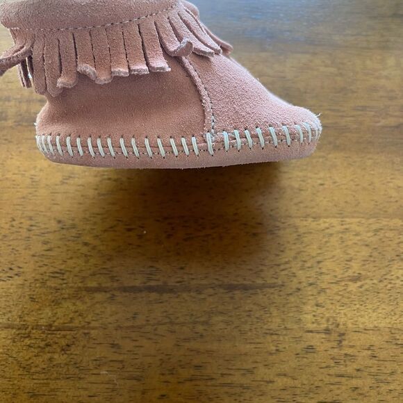 Minnetonka Moccasins boots pale pink rose baby girl size 2‎ - Picture 3 of 5